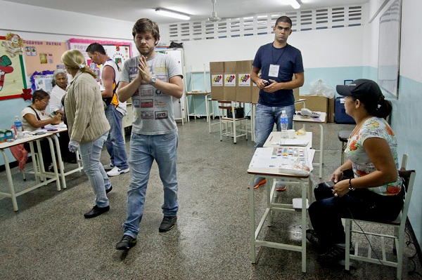 Yours truly at the voting center. Photo Courtesy of Correo del Orinoco - en serio.