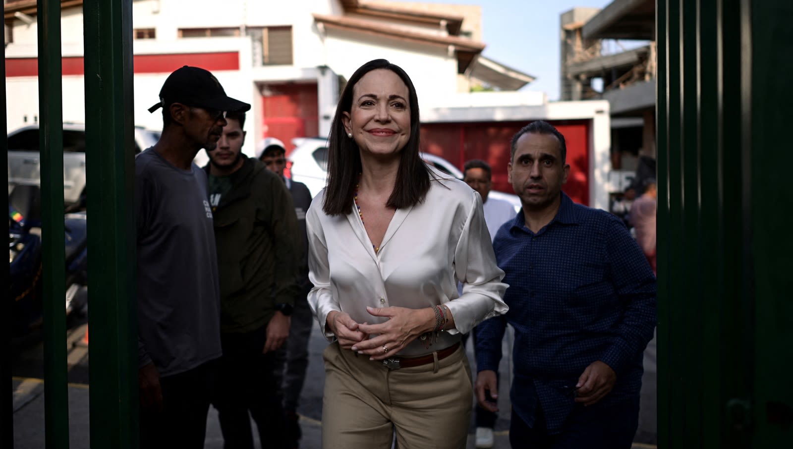 Los pros y los contras de que María Corina se vaya de Venezuela